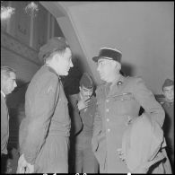 Arrivée à Alger du champion cycliste Roger Rivière, caporal au bataillon de Joinville. [Description en cours]