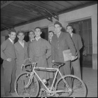 Arrivée à Alger du champion cycliste Roger Rivière, caporal au bataillon de Joinville. [Description en cours]