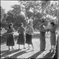 Entraînement féminin au tir. [Description en cours]