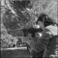 Entraînement féminin au tir. [Description en cours]