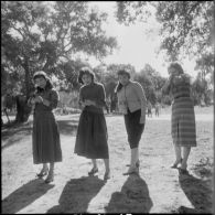 Entraînement féminin au tir. [Description en cours]