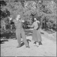 Entraînement féminin au tir. [Description en cours]