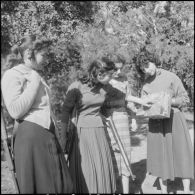 Entraînement féminin au tir. [Description en cours]