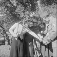 Entraînement féminin au tir. [Description en cours]