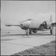 Un Lockheed Neptune sur un terrain d’aviation. [Description en cours]