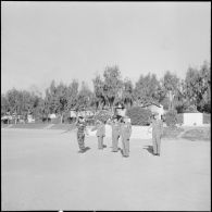 Visite du général Raoul Salan au commando vietnamien. [Description en cours]