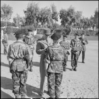 Visite du général Raoul Salan au commando vietnamien. [Description en cours]