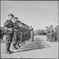 Visite du général Raoul Salan au commando vietnamien. [Description en cours]