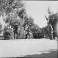 Visite du général Raoul Salan au commando vietnamien. [Description en cours]