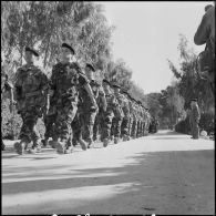 Visite du général Raoul Salan au commando vietnamien. [Description en cours]