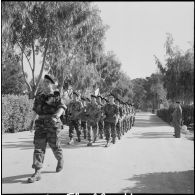 Visite du général Raoul Salan au commando vietnamien. [Description en cours]