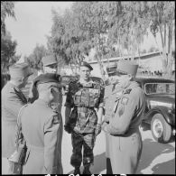 Visite du général Raoul Salan au commando vietnamien. [Description en cours]