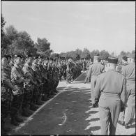 Visite du général Raoul Salan au commando vietnamien. [Description en cours]