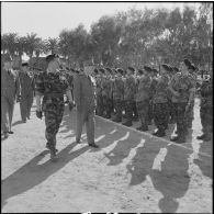 Visite du général Raoul Salan au commando vietnamien. [Description en cours]