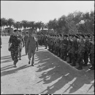 Visite du général Raoul Salan au commando vietnamien. [Description en cours]
