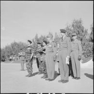 Visite du général Raoul Salan au commando vietnamien. [Description en cours]