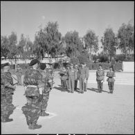 Visite du général Raoul Salan au commando vietnamien. [Description en cours]