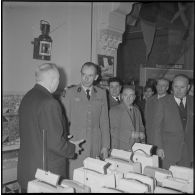 Remise de cadeaux de l’entraide parachutiste.[Description en cours]