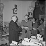 Remise de cadeaux de l’entraide parachutiste.[Description en cours]