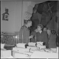 Remise de cadeaux de l’entraide parachutiste.[Description en cours]