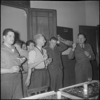 Un cocktail. [Description en cours]