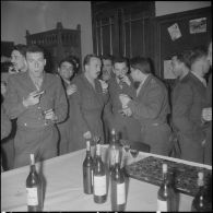 Un cocktail. [Description en cours]