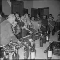 Un cocktail. [Description en cours]