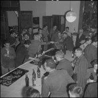 Un cocktail. [Description en cours]