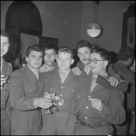 Un cocktail. [Description en cours]