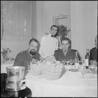 Arrivée à Alger du champion cycliste Roger Rivière, caporal au bataillon de Joinville. [Description en cours]