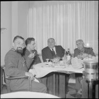 Arrivée à Alger du champion cycliste Roger Rivière, caporal au bataillon de Joinville. [Description en cours]