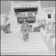 Arrivée à Alger du champion cycliste Roger Rivière, caporal au bataillon de Joinville. [Description en cours]