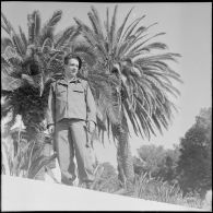 Arrivée à Alger du champion cycliste Roger Rivière, caporal au bataillon de Joinville. [Description en cours]