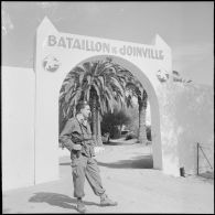 Arrivée à Alger du champion cycliste Roger Rivière, caporal au bataillon de Joinville. [Description en cours]