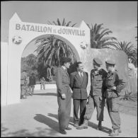 Arrivée à Alger du champion cycliste Roger Rivière, caporal au bataillon de Joinville. [Description en cours]