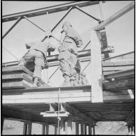 Construction d'un pont à Tizi-Ouzou par le 77e RG. [Description en cours]