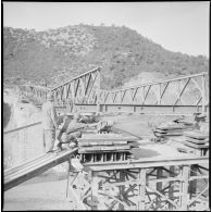 Construction d'un pont à Tizi-Ouzou par le 77e RG. [Description en cours]