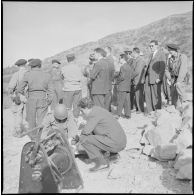 Construction d'un pont à Tizi-Ouzou par le 77e RG. [Description en cours]