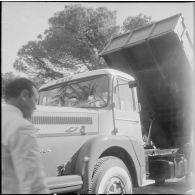 Présentation de véhicules Unic. [Description en cours]