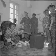 Fête du Têt chez les commandos vietnamiens à Beni-Messous. [Description en cours]