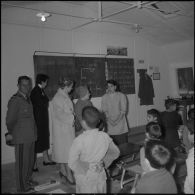 Visite de madame Lacoste dans le sud algérois. [Description en cours]