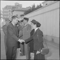 Visite de Jacques Chaban-Delmas, ministre de la Défense à Alger. [Description en cours]