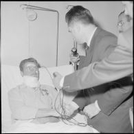 Visite de Jacques Chaban-Delmas, ministre de la Défense à Alger. [Description en cours]