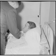 Visite de Jacques Chaban-Delmas, ministre de la Défense à Alger. [Description en cours]