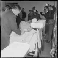 Visite de Jacques Chaban-Delmas, ministre de la Défense à Alger. [Description en cours]