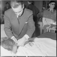 Visite de Jacques Chaban-Delmas, ministre de la Défense à Alger. [Description en cours]