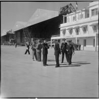 Visite de Jacques Chaban-Delmas, ministre de la Défense à Alger. [Description en cours]