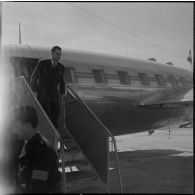 Visite de Jacques Chaban-Delmas, ministre de la Défense à Alger. [Description en cours]