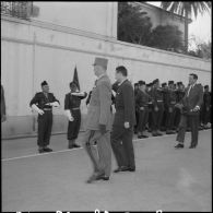 Visite de Jacques Chaban-Delmas, ministre de la Défense à Alger. [Description en cours]