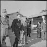 Visite de Jacques Chaban-Delmas, ministre de la Défense à Alger. [Description en cours]